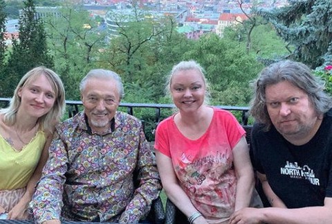 Karel s dcérami a zaťom