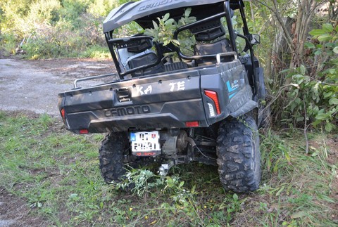 Za volant štvorkolky si sadol iba 11-ročný chlapec. S kamarátom skončili v strome