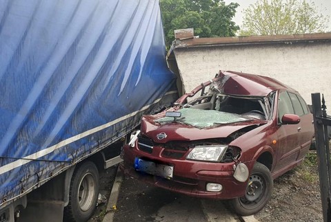 Nehoda nákladného auta. Vodič narazil do domu a auta