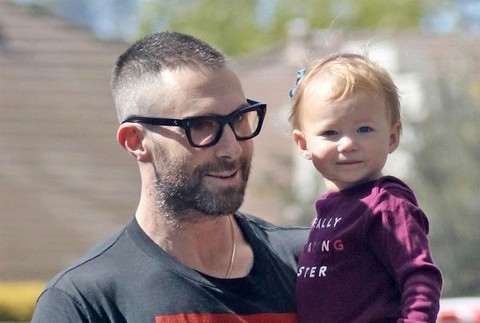Spevák Adam Levine s rodinou