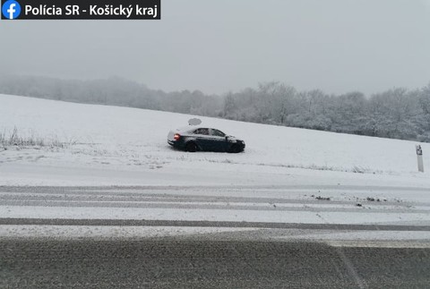 Nepriaznivé počasie na Slovensku, sneženie prekvapilo vodičov