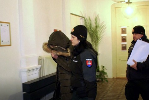 Kukláči zadržali policajta s manželkou. SBS-ky boli terčom ich biznisu