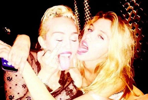 Miley Cyrus a Stella Maxwell