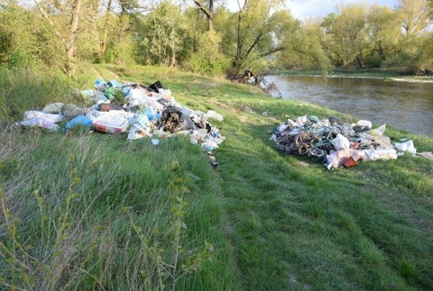 Nepochopiteľné konanie. Muž vyhodil pri Váhu viac ako 5 ton odpadu 