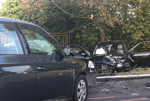 Pri Michalovciach sa zrazili autá a autobus. Na miesto smerovali leteckí záchranári