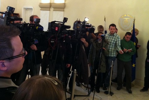 Kameramani snímajú brífing