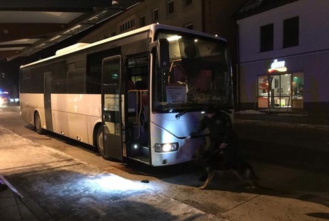 V Handlovej zasahoval pyrotechnik. Hľadal bombu v autobuse