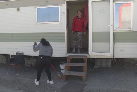 romovia sa nastahovali do mobilnych domcekov (5)