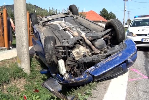 Vodič (19) skončil v stĺpe. Za volantom zrejme zaspal