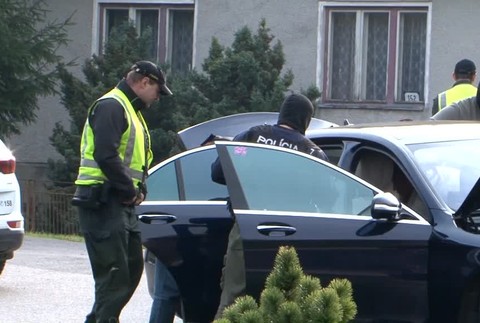 Policajti ho zastavili počas jazdy. Niekoľko hodín mu prehľadávali auto8470