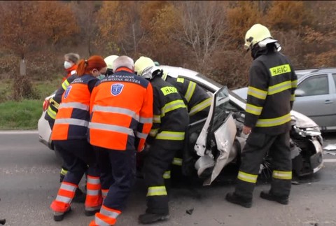 [multi] Vážna nehoda troch áut pri Humennom. V jednom z áut bola aj rodina s malým dieťaťom 4868
