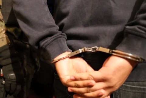 Muž s putami na rukách 