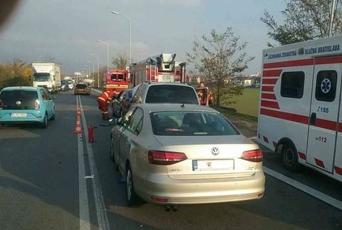 Hasiči zasahujú v Bratislave. Zrazili sa tri autá