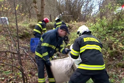 Kamión pred Ružomberkom skončil mimo cesty. Pri nehode z nádrže unikla nafta5627