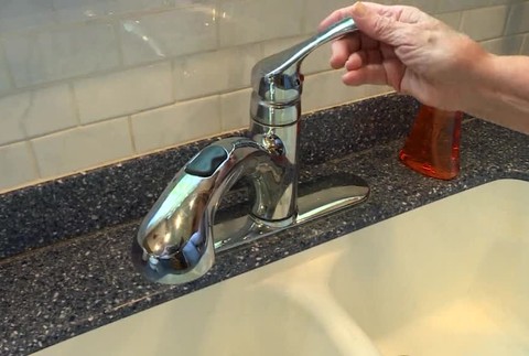 Obyvateľov vystrašila voda tečúca z kohútika. Takúto farbu od pitnej vody nečakali