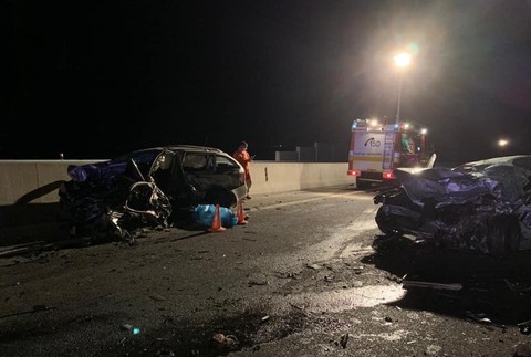 Hromadná zrážka áut na ceste R1. Nehoda si vyžiadala ľudské životy