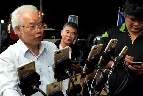 Muž naplno prepadol hre. Pokémonov loví 15 mobilmi10577