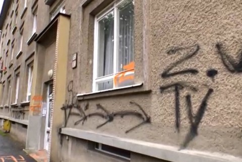 FOTO: Hanlivé nápisy na fasáde a poškodené dvere i okná. Nie je vylúčené, že motívom bola pomsta žene