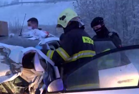 Auto narazilo do posýpača