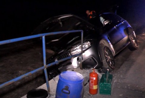 S autom skončil v betónovom mostíku. Záchranár mimo služby neváhal ani sekundu