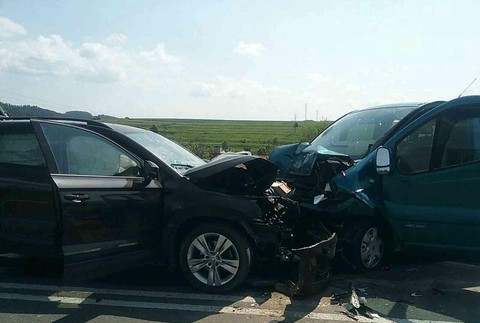 Vážna nehoda áut si vyžiadala 7 zranených, medzi nimi aj deti. Na mieste zasahuje vrtuľník