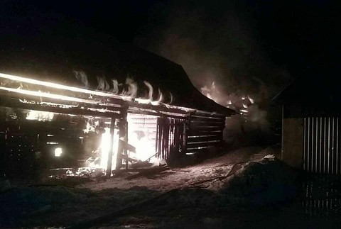 Dva tucty hasičov zasahovali pri požiari. Zranila sa jedna osoba