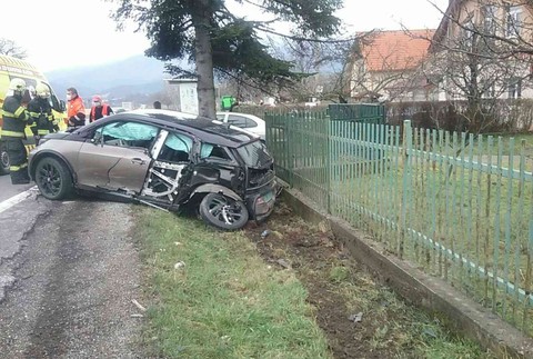 Zrážka áut s kamiónom si vyžiadala jeden ľudský život.