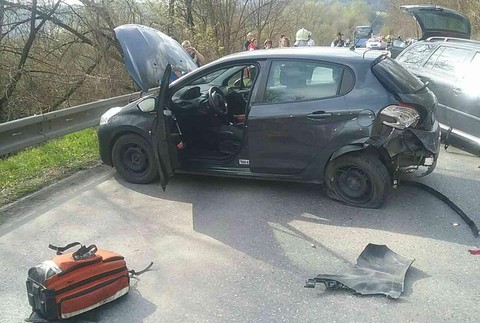 Zrážka troch áut si vyžiadala troch zranených. Cestu uzavreli 