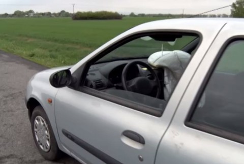 Okamžitý zásah policajtov zachránil život. Ženu našli zviazanú v aute únoscu