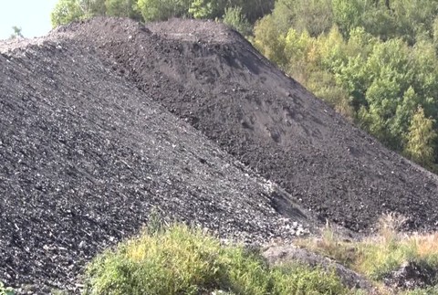 Baník napísal list do TV JOJ. Za areálom Hornonitrianskych baní vraj vzniká nebezpečná skládka489