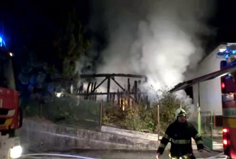 Obrovské plamene a stúpajúci dym. Hasiči zasahovali pri požiari hospodárskej budovy