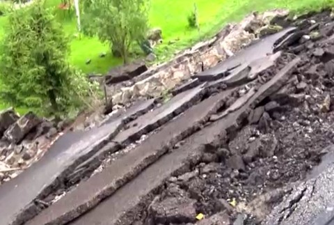 Cesta sa prepadla rovno do dvora domu.