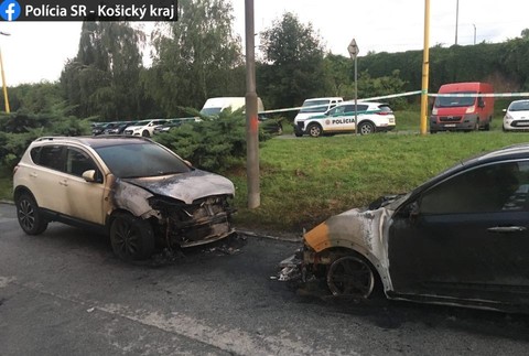 Video: V Košiciach vzbĺkli dve osobné autá