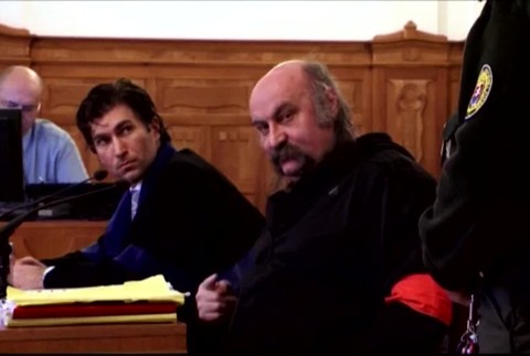 Vareha komunikuje za firmy spoza mreží aj bez počítača. Pod posteľou má tony listín