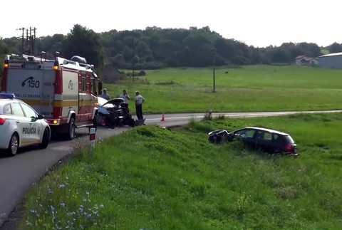 Vážna dopravná nehoda. Pri čelnej zrážke sa zranili traja ľudia