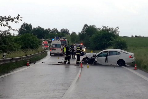Zrážka motorky s osobným autom si vyžiadala dva životy. Na mieste zasahoval vrtuľník