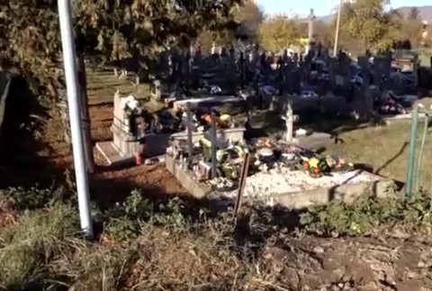 Kuriózna nehoda. Opitý muž skončil s autom na hrobe