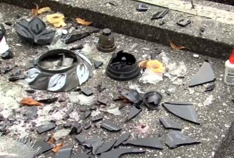 Vandali zničili hrob. Mužovi na invalidnom dôchodku ostali len oči pre plač