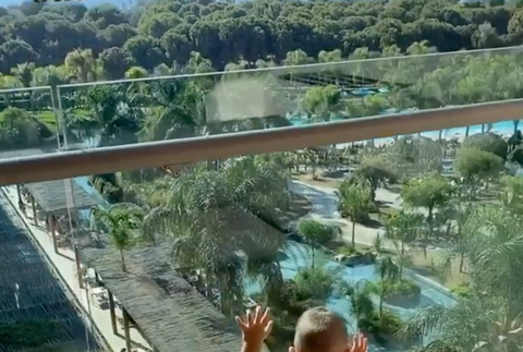 Sanel na hotelovej izbe