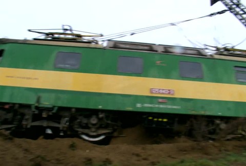 Na východe Slovenska sa vykoľajil vlak. Zastavil ho až náraz do stĺpa4580