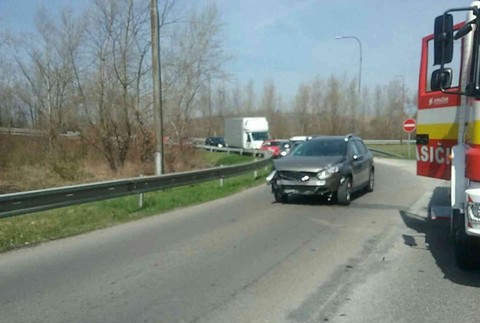 Čelná zrážka osobného automobilu s motocyklom. Na mieste zasahuje vrtuľník