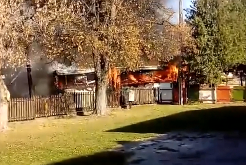  Autobus plný ľudí začal počas jazdy horieť. Zhorel úplne do tla 