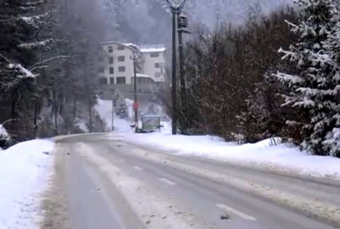 Auto objavili v hlbokej rokline. Ako sa tam dostalo, ostáva záhadou