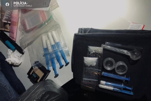 Nadrogovaný a bez vodičáku