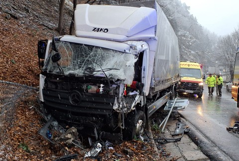 Nehoda kamiónov pod Strečnom  3