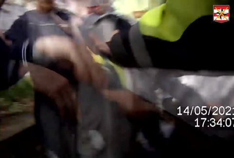 [multi] Utok na policajtky 9029