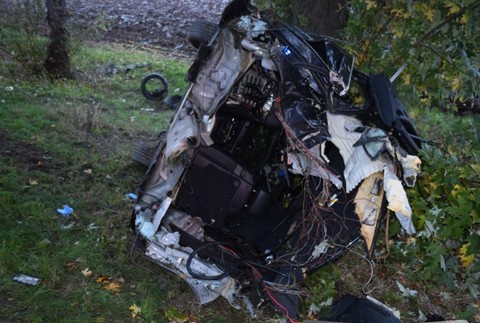 Auto sa po náraze do stromu roztrhlo na dve časti