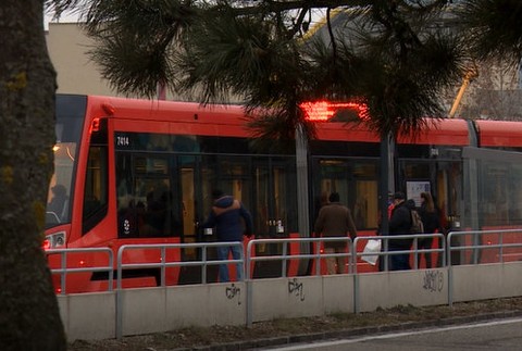 Električka plná strachu. Muž mal držať v ruke nôž a kričať na cestujúcich