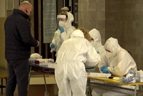 Opitý lekár, ktorý robil výtery na celoplošnom testovaní, bude stíhaný na slobode.