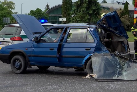 Nehoda troch áut v Komárne. V jednom sedela aj žena pred pôrodom13138